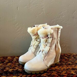 Soral bootie is very cute and warm, two-tone color, and very comfortable.